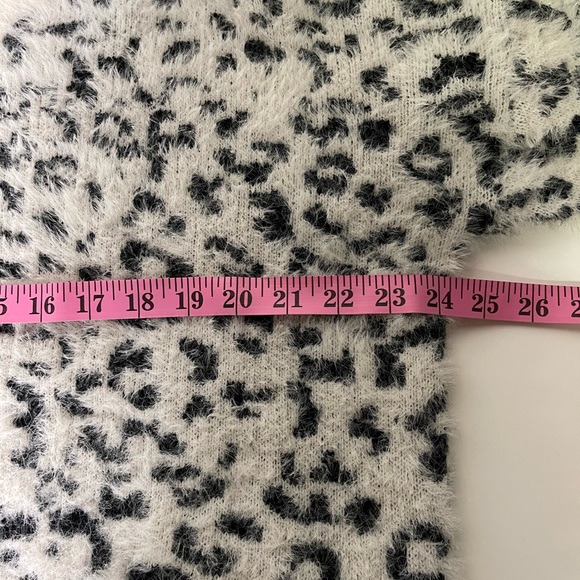 Mi ami Cropped Animal Print Leopard Print Fuzzy Soft Crew Neck Sweater S… - Picture 8 of 9
